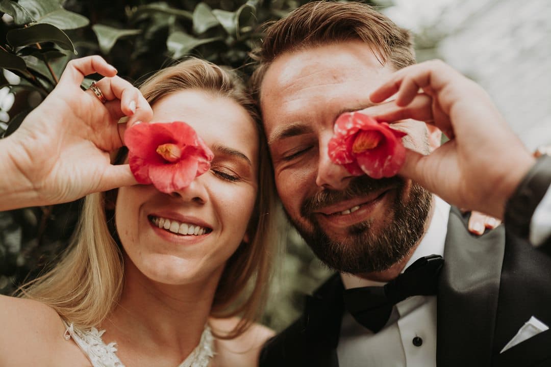 Para młoda z czerwonymi kwiatami